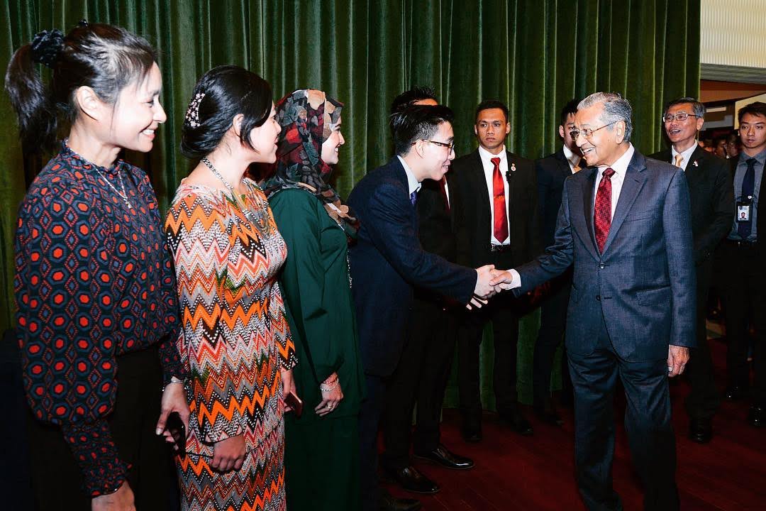 Walter meeting Mahathir, Prime Minister of Malaysia, at NUS